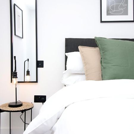 2 Bedroom With Free Parking Swindon Buitenkant foto