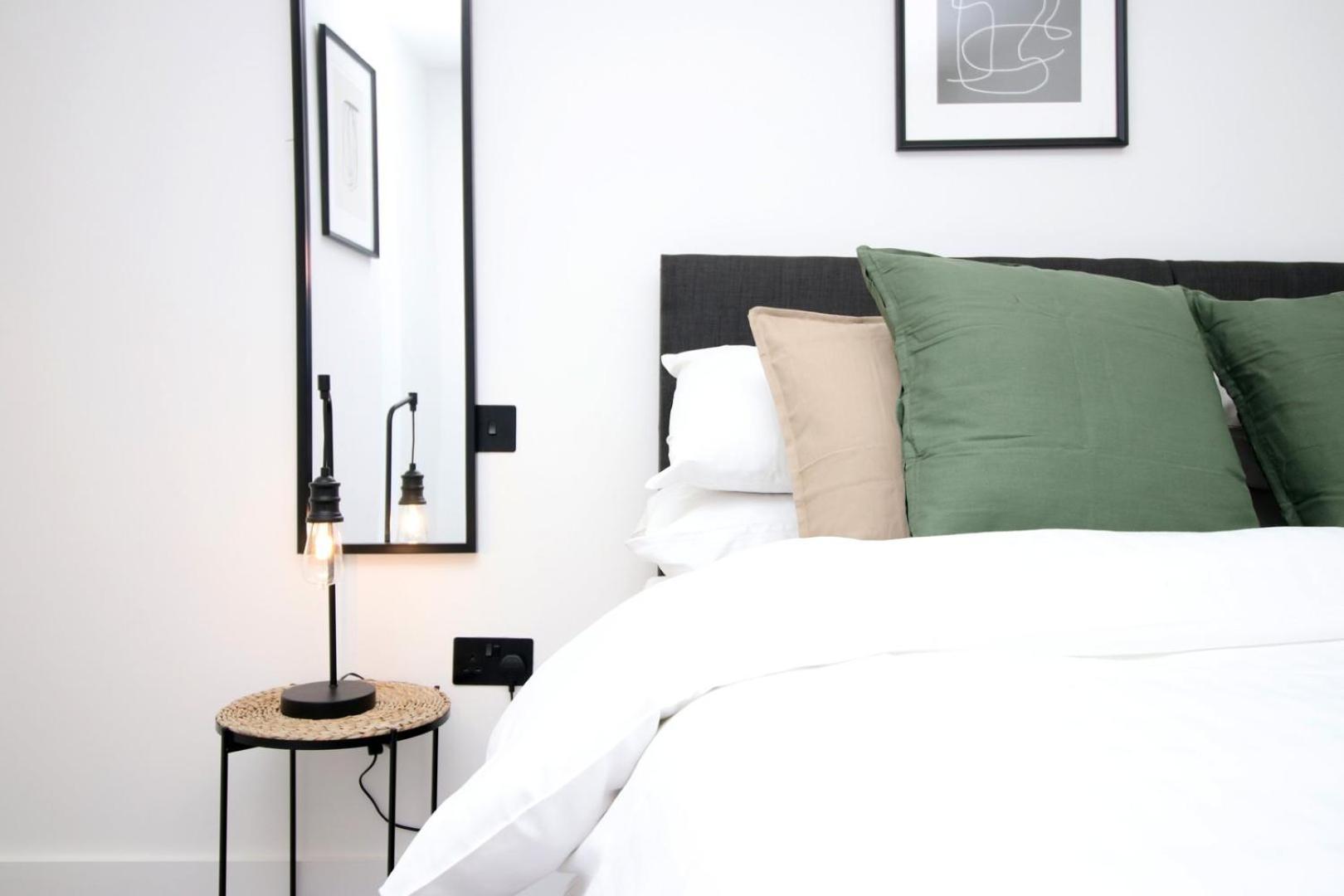 2 Bedroom With Free Parking Swindon Buitenkant foto