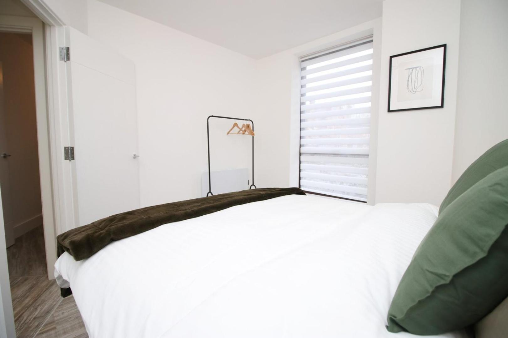 2 Bedroom With Free Parking Swindon Buitenkant foto