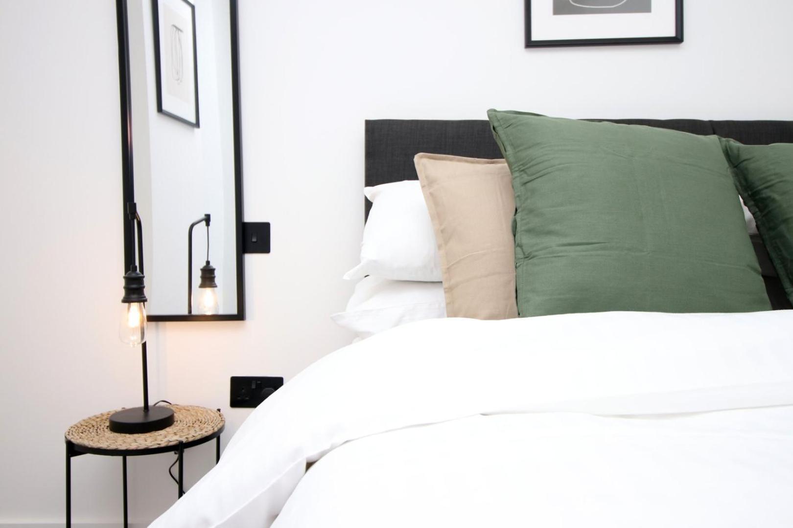 2 Bedroom With Free Parking Swindon Buitenkant foto