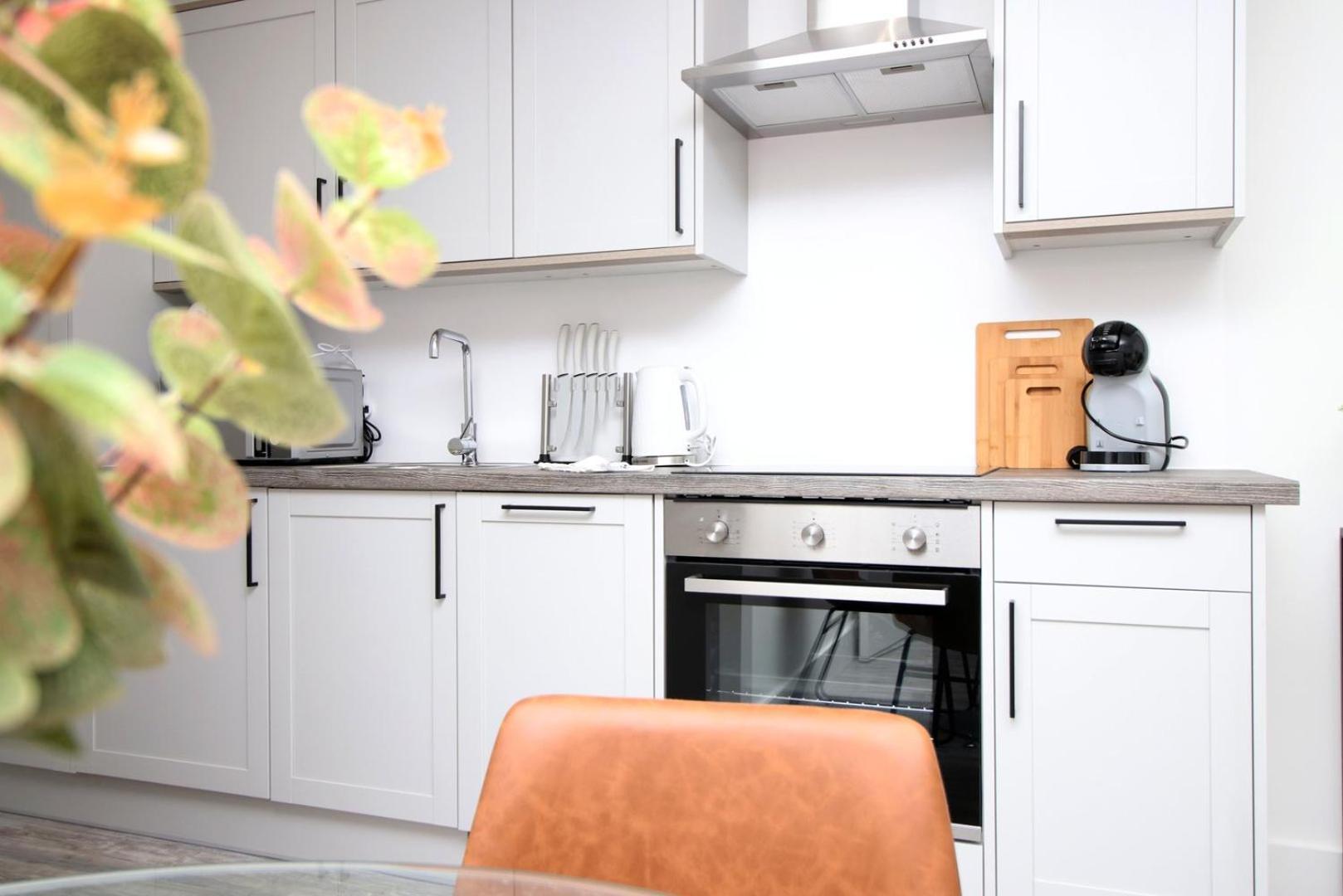2 Bedroom With Free Parking Swindon Buitenkant foto