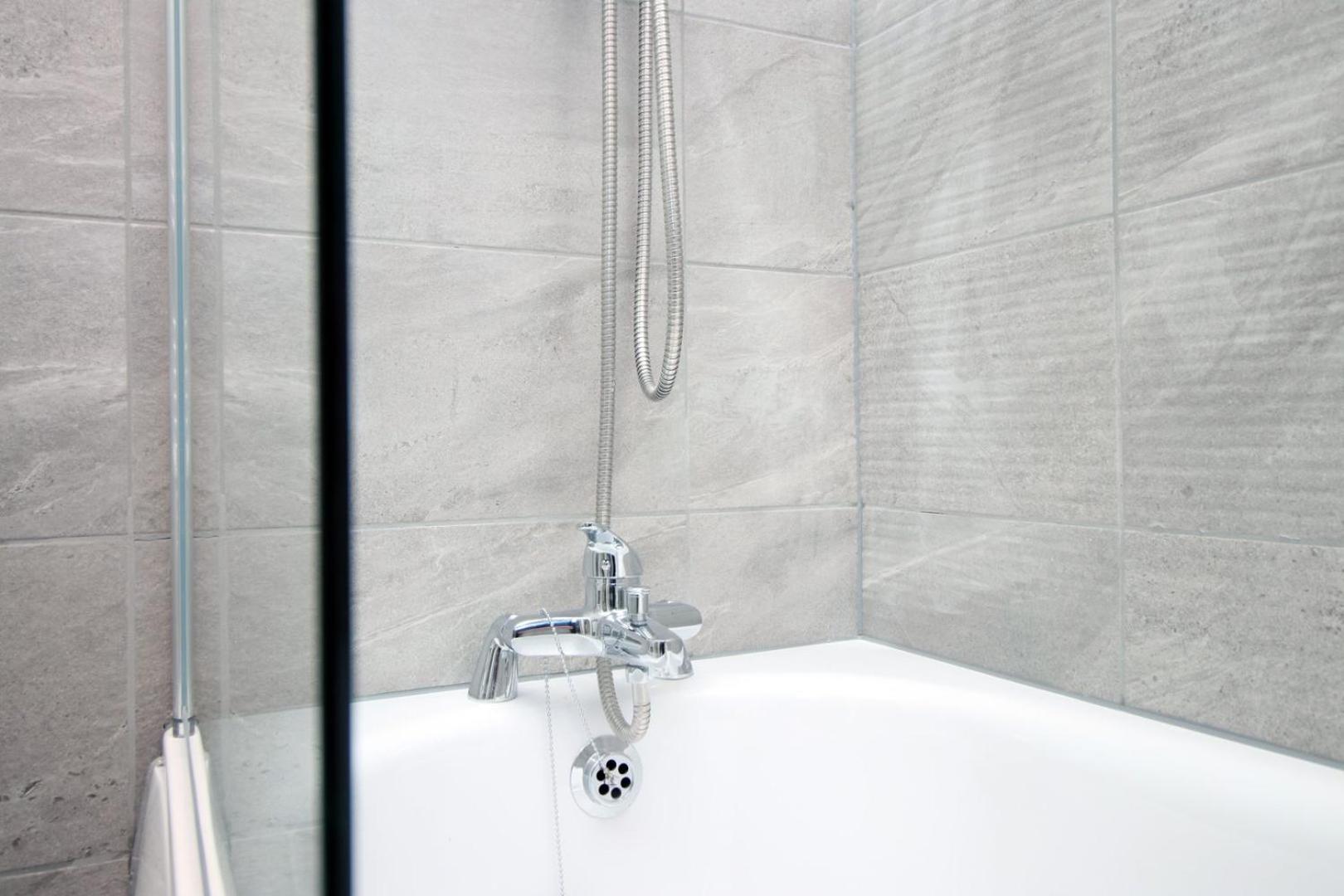 2 Bedroom With Free Parking Swindon Buitenkant foto