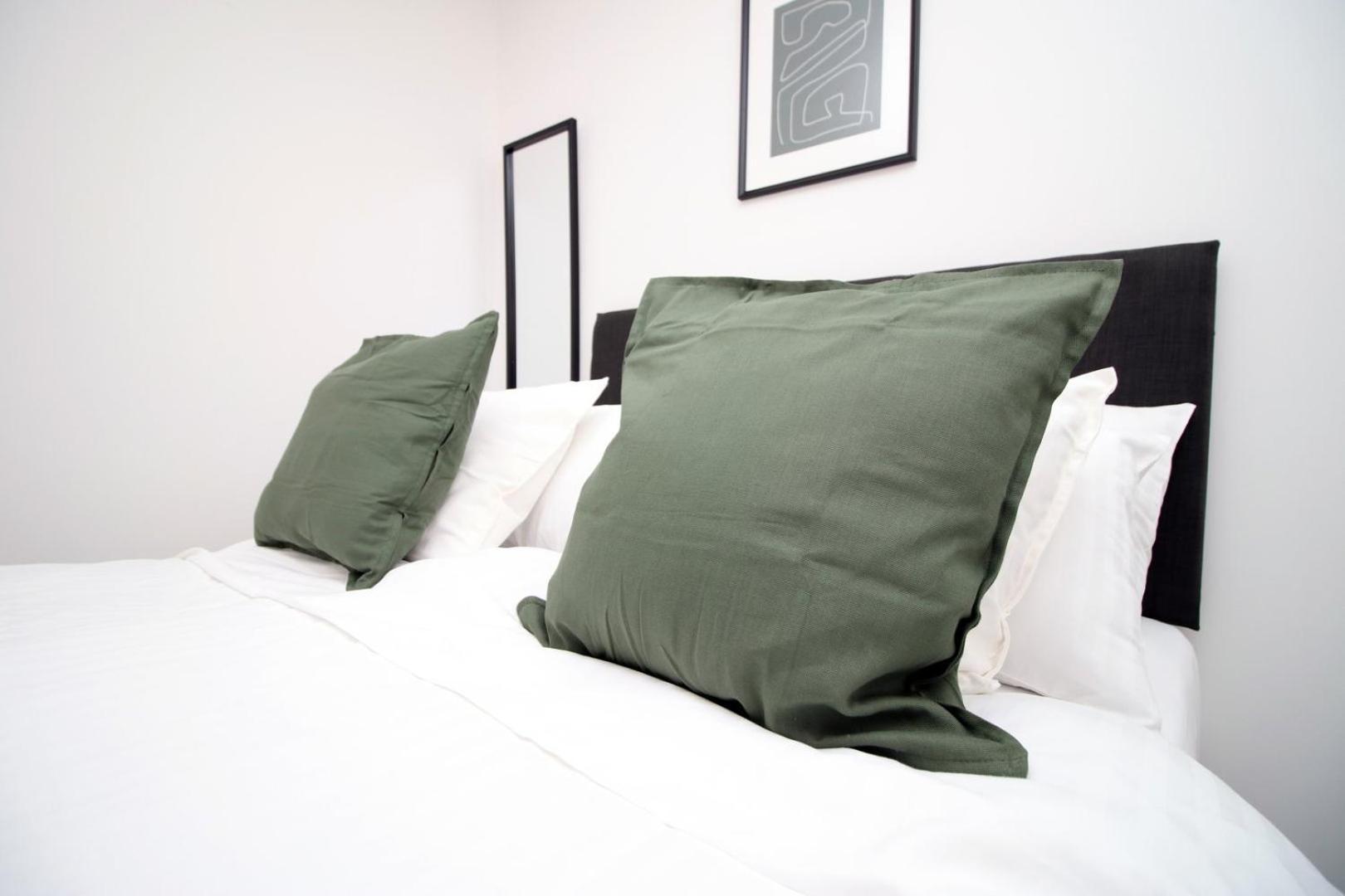 2 Bedroom With Free Parking Swindon Buitenkant foto