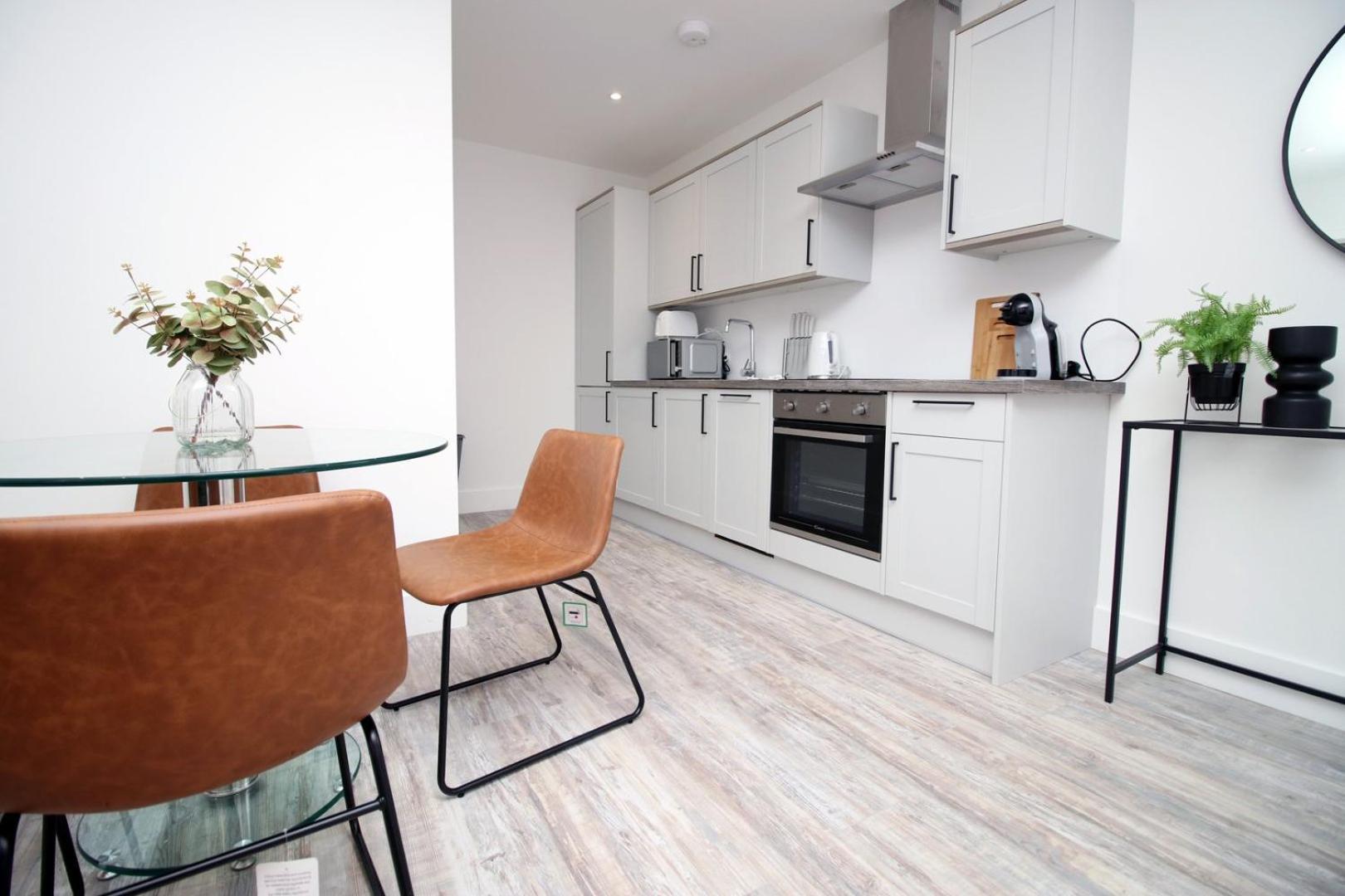 2 Bedroom With Free Parking Swindon Buitenkant foto