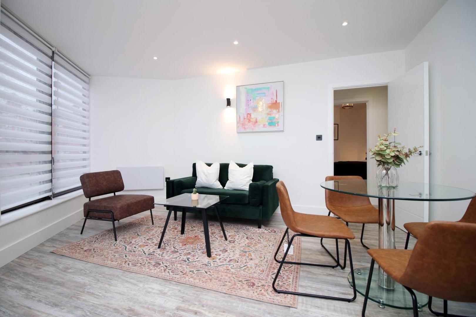 2 Bedroom With Free Parking Swindon Buitenkant foto