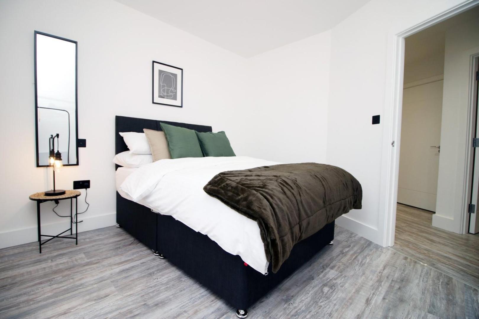 2 Bedroom With Free Parking Swindon Buitenkant foto