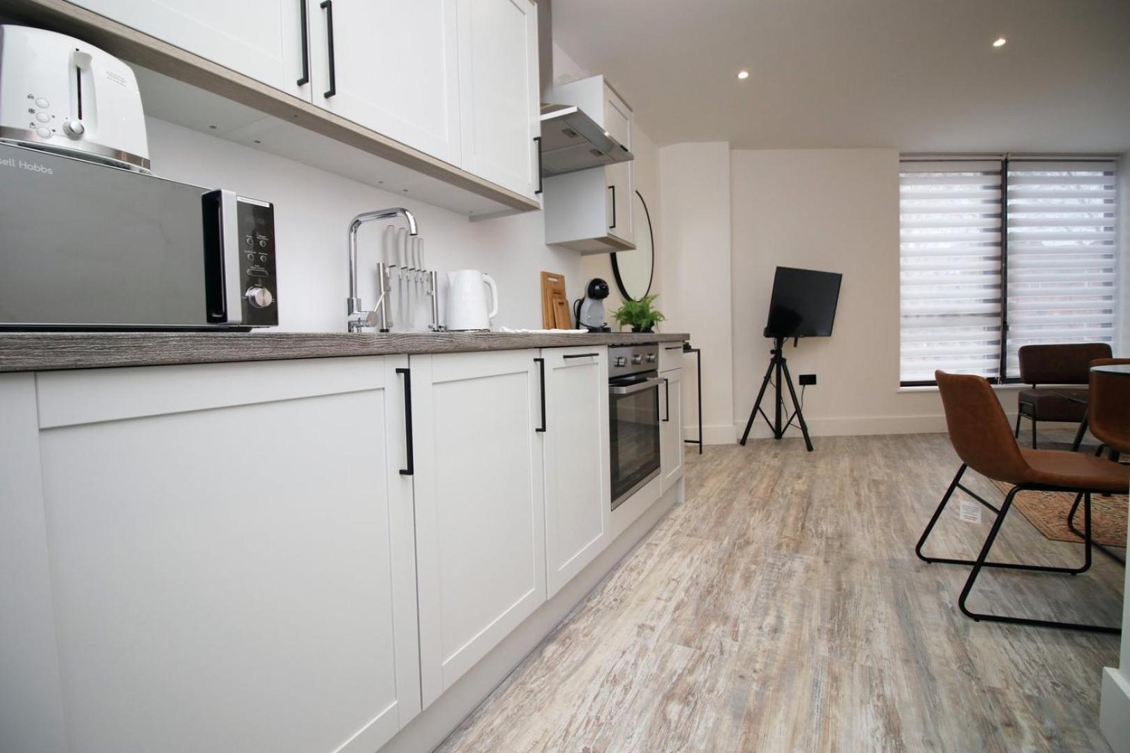 2 Bedroom With Free Parking Swindon Buitenkant foto