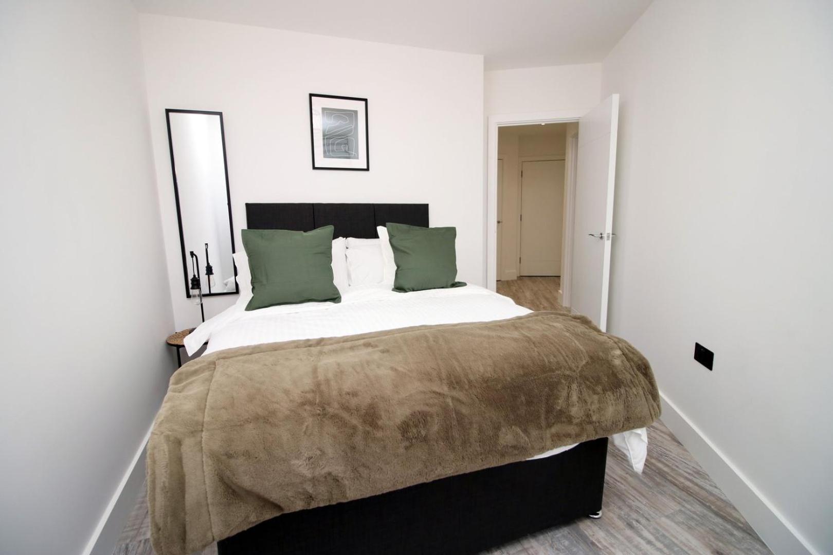 2 Bedroom With Free Parking Swindon Buitenkant foto