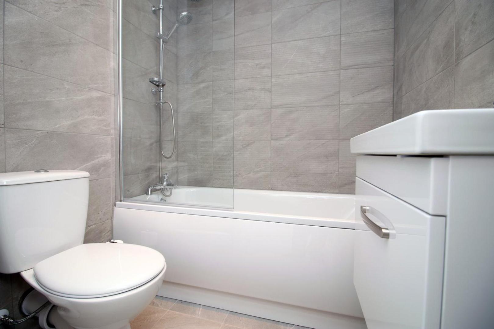 2 Bedroom With Free Parking Swindon Buitenkant foto