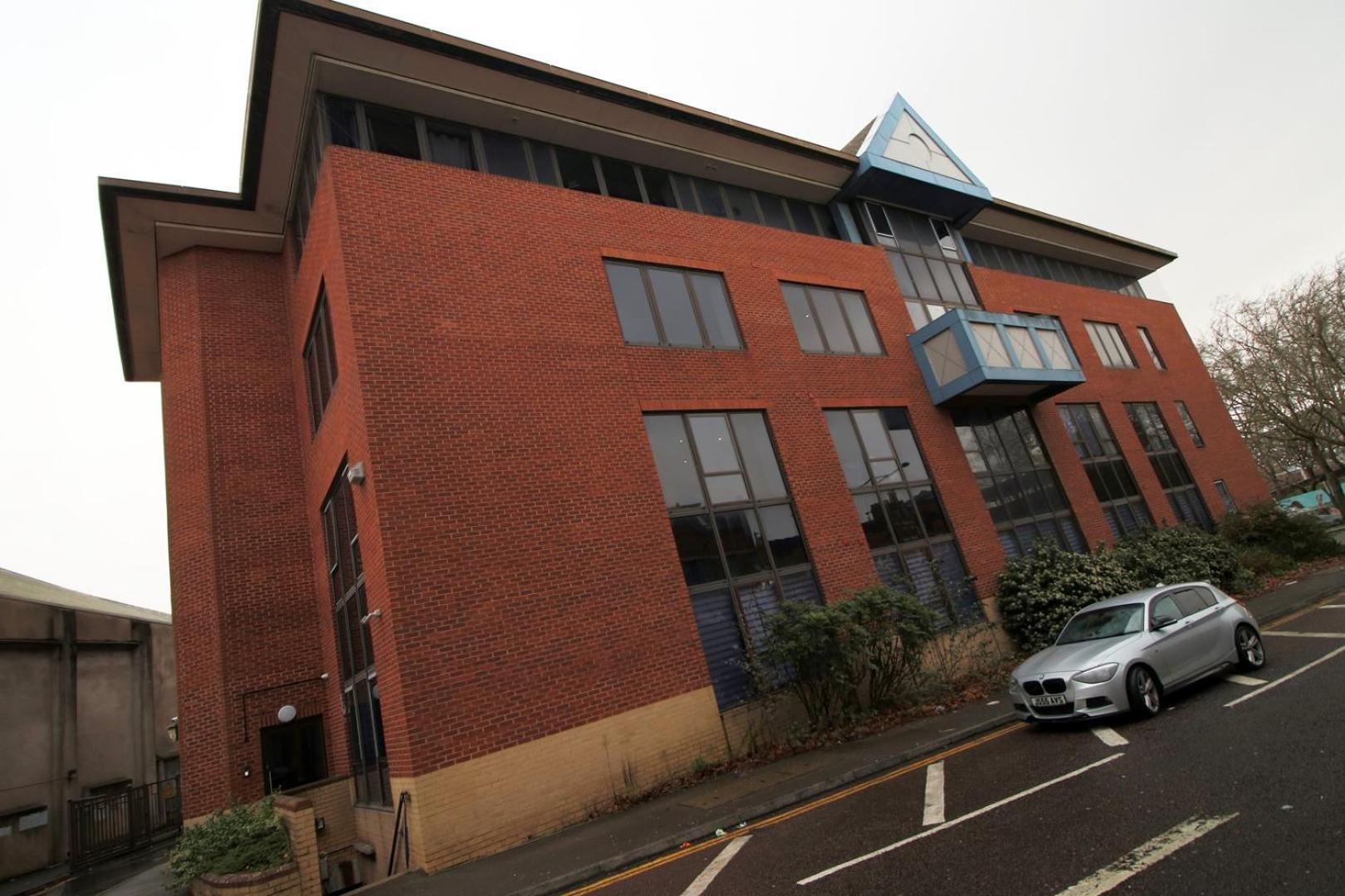 2 Bedroom With Free Parking Swindon Buitenkant foto