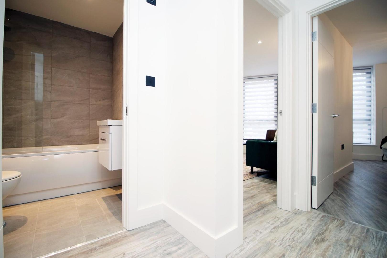 2 Bedroom With Free Parking Swindon Buitenkant foto