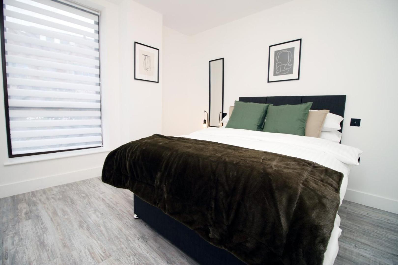 2 Bedroom With Free Parking Swindon Buitenkant foto