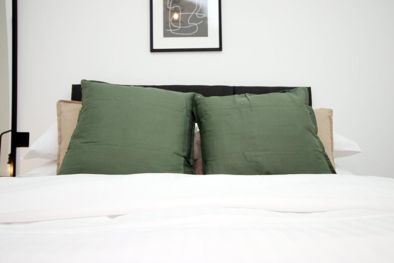 2 Bedroom With Free Parking Swindon Buitenkant foto