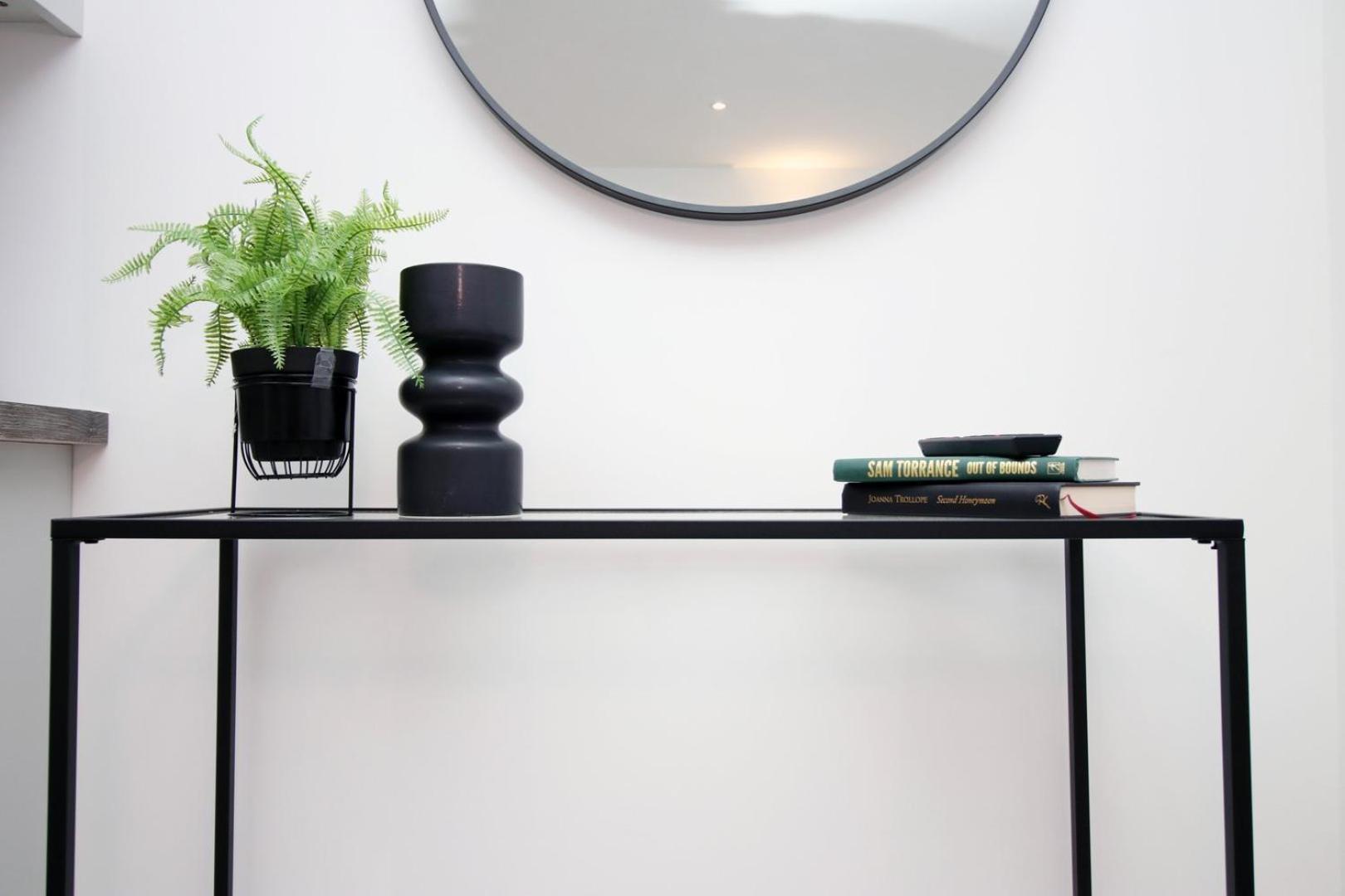 2 Bedroom With Free Parking Swindon Buitenkant foto