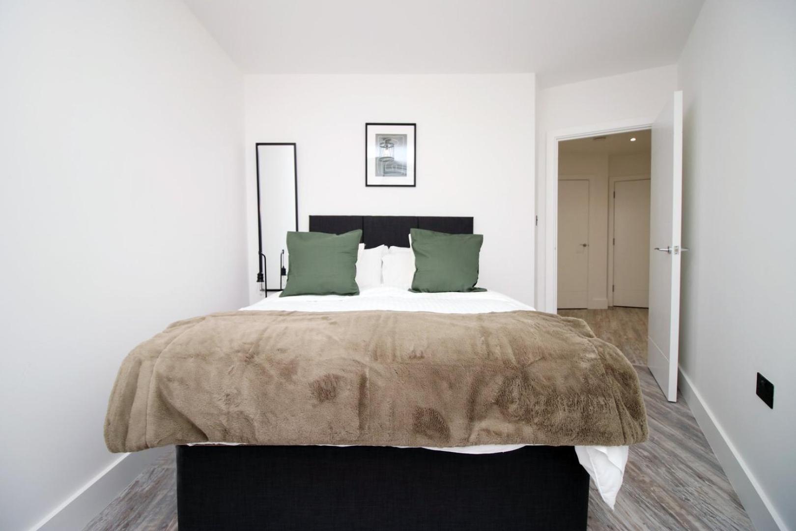 2 Bedroom With Free Parking Swindon Buitenkant foto