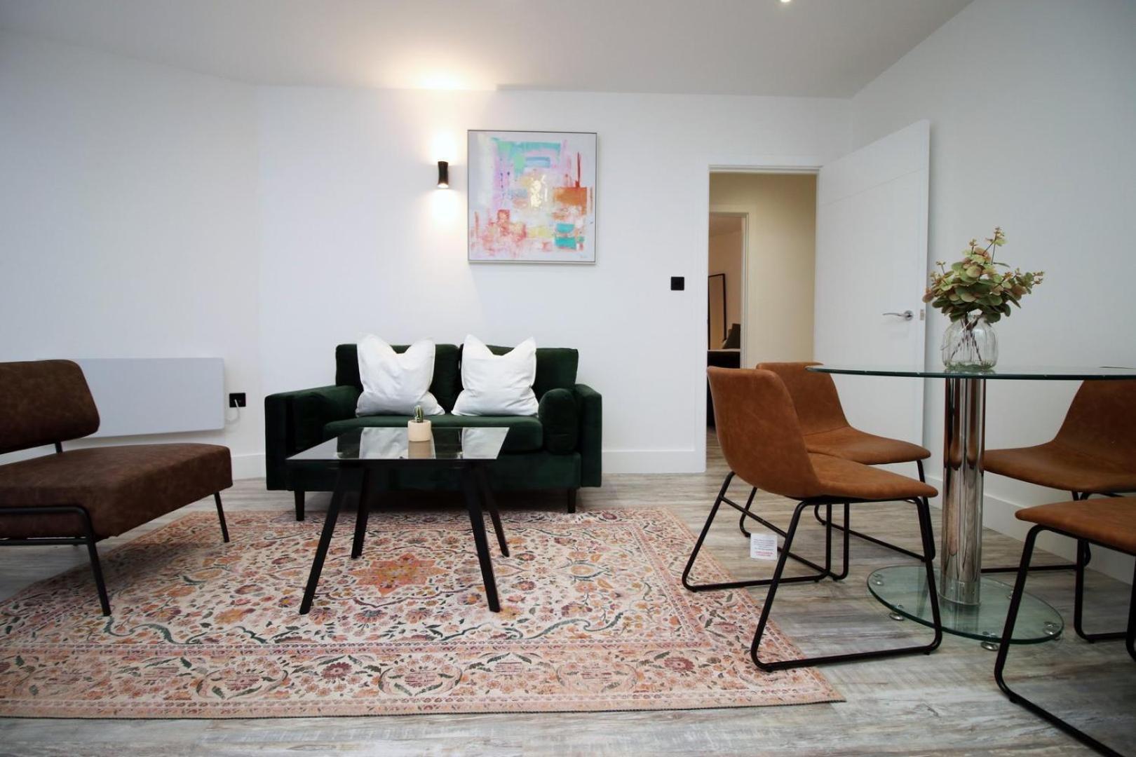 2 Bedroom With Free Parking Swindon Buitenkant foto