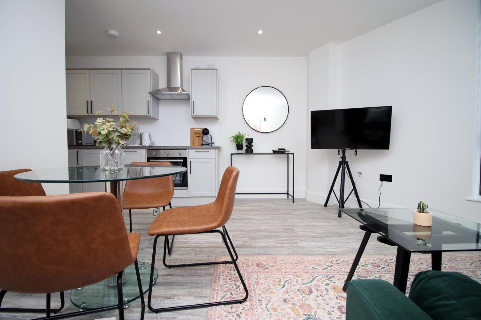 2 Bedroom With Free Parking Swindon Buitenkant foto