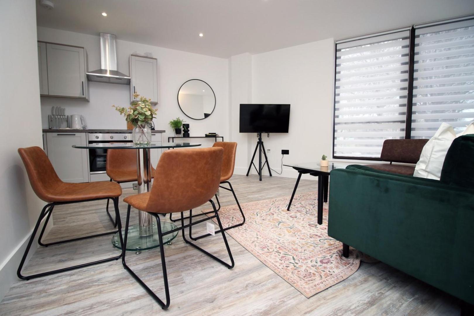 2 Bedroom With Free Parking Swindon Buitenkant foto